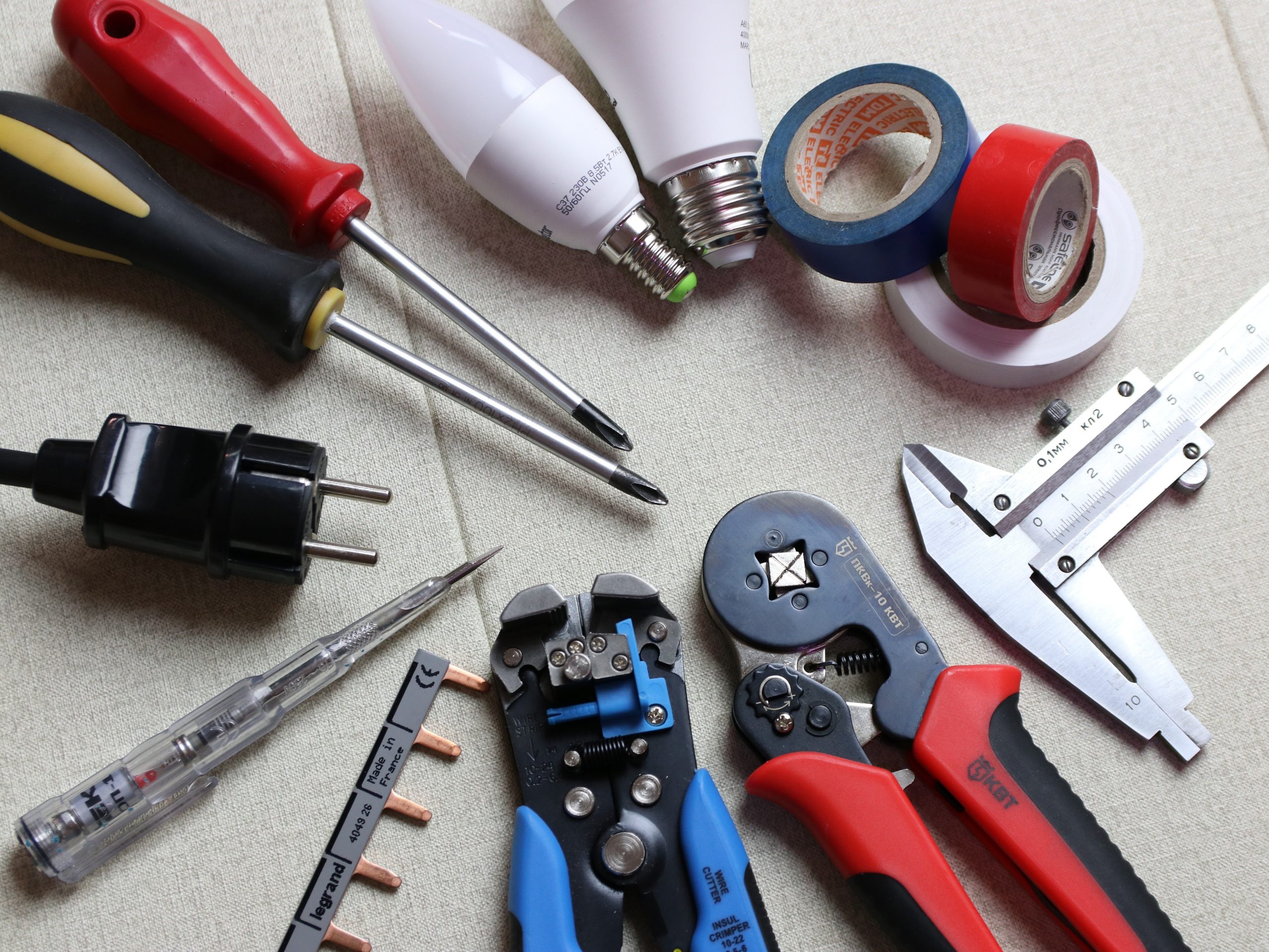 sid74-electrician-3273340 Küchenhilfe